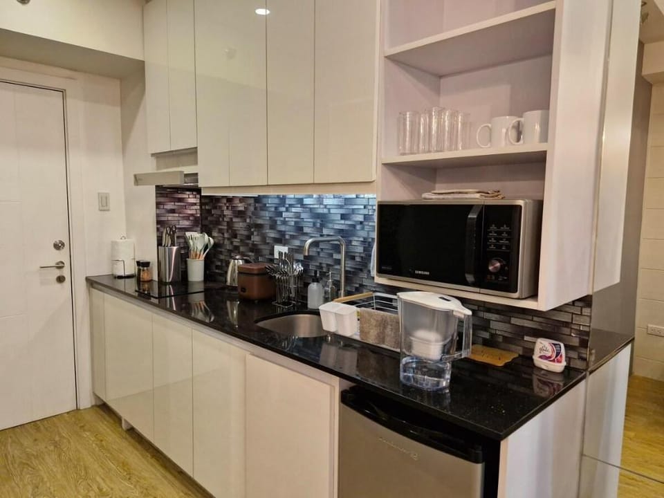 Cozy retreat Balcony, Netflix, 100 mbps -GGrace T1 Apartment in Makati