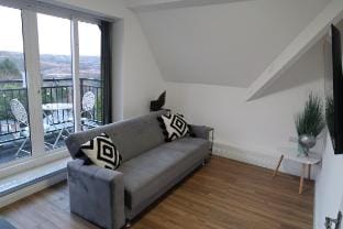 Two-Bedroom Apartment with Scenic Balcony View Vacation rental in Bradford