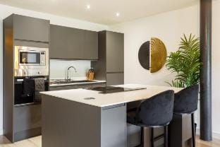 Beautiful Two Beds Designer Penthouse - Cinema TV! Apartment in Bradford