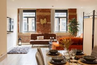 Modern 2-Bedroom with 75" TV & Free Wi-Fi Apartment in Bradford