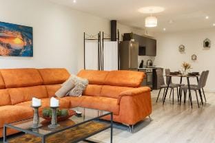 Modern 2-Bedroom with 75" TV & Free Wi-Fi Apartment in Bradford