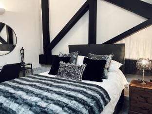 Brand New Apartment - 85" Cinema TV - Ultra 4k Apartment in Bradford
