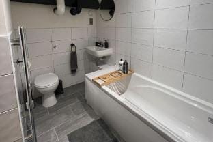 Brand New Apartment - 85" Cinema TV - Ultra 4k Apartment in Bradford