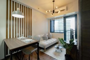 Modern Living 2 Makati 2BR 200mbps Wifi & Netflix Apartment in Makati