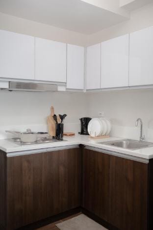 Modern Living 2 Makati 2BR 200mbps Wifi & Netflix Apartment in Makati