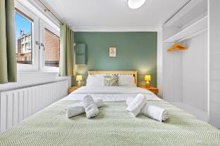 Azalea Apartment: home comforts by the river Apartment in Brentford