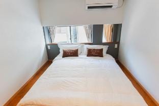 MORNINGHUG 空港直通駅徒歩2分！ 難波直通７分！寝室3つ ベッド5台　トイレ2台 Vacation rental in Osaka