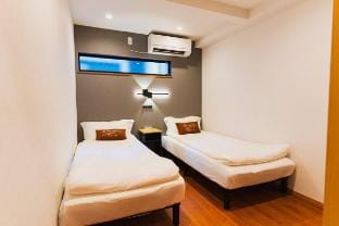 MORNINGHUG 空港直通駅徒歩2分！ 難波直通７分！寝室3つ ベッド5台　トイレ2台 Vacation rental in Osaka
