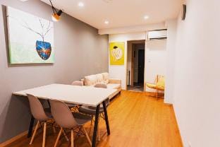 MORNINGHUG 空港直通駅徒歩2分！ 難波直通７分！寝室3つ ベッド5台　トイレ2台 Vacation rental in Osaka