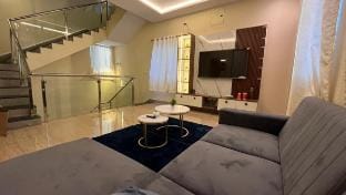 Luxurious 3BHK Triplex Villa Minutes from IT Hub Villa in Hyderabad