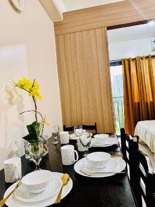 YourLittle Home near SM Moa, Ikea, Comfy Condo! Vacation rental in Pasay