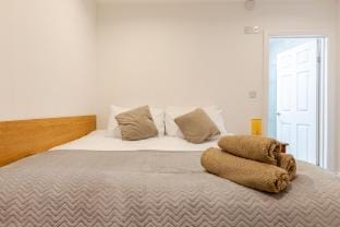 Spacious 2-Bedroom Flat with Self Check-In  Apartment in Wembley
