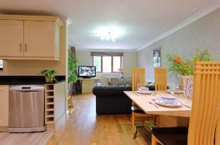 M1/M62-Free Parking+WiFi/ 9 beds/3 TVs/Office Vacation rental in Dewsbury