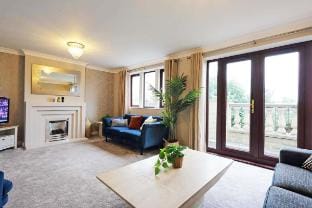 M1/M62-Free Parking+WiFi/ 9 beds/3 TVs/Office Vacation rental in Dewsbury