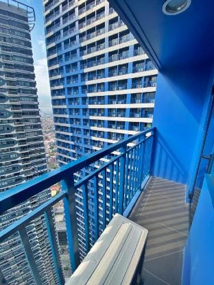 Luca's Cove @Air Residences near Trident+Netflix Apartment in Makati