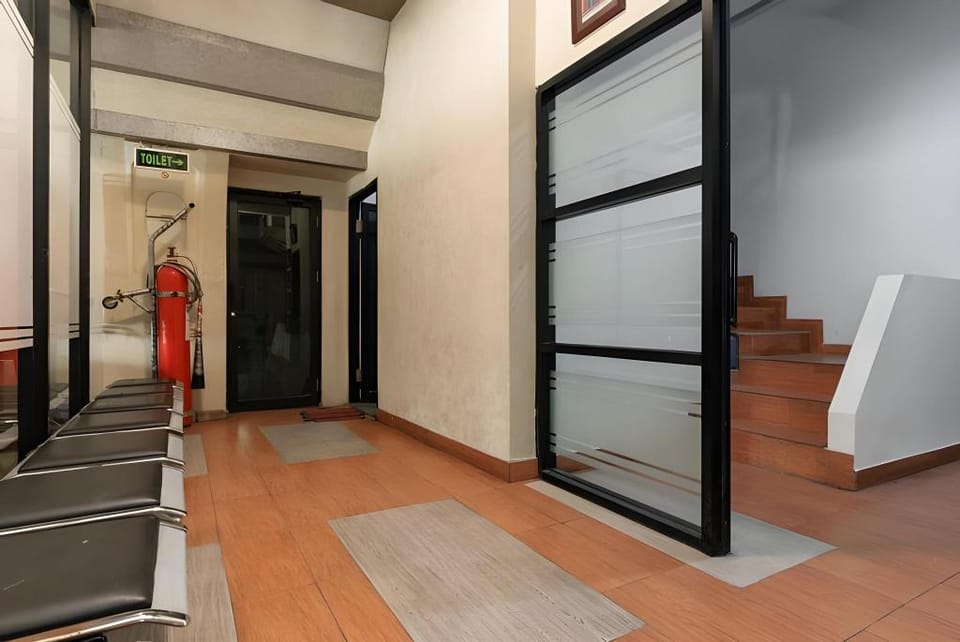 RedDoorz near Mandaya Royal Hospital Puri Hotel in Jakarta