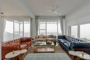ELIVAAS 3 BHK with Garden &Scenic Views -Alpenglow Apartment in Himachal Pradesh