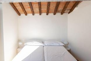 Large 2BR Apartment Near Piazza San Marco Vacation rental in Florence