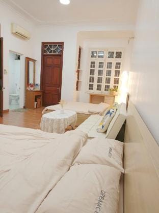 MiMi Homestay-Delux room for 4 persons-2King beds Apartment in Laos