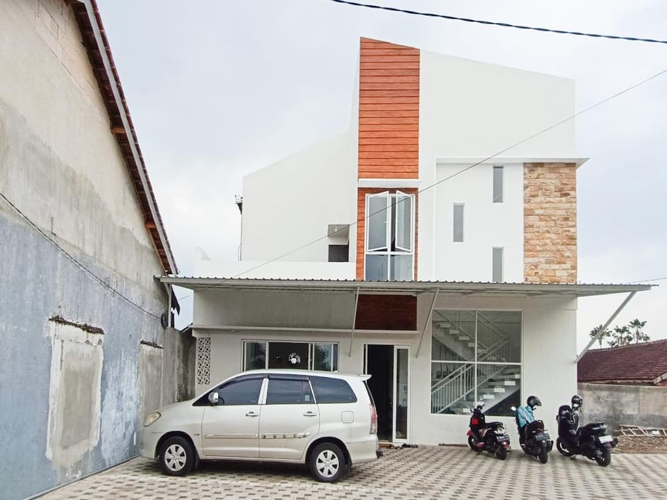 Happy Family Homestay Jember Mitra RedDoorz Hotel in East Java