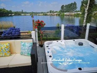 Lakeside lodge/caravan With Large Hot Tub Vacation rental in Tattershall