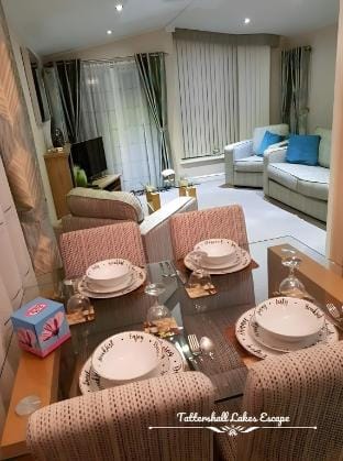 Lakeside lodge/caravan With Large Hot Tub Vacation rental in Tattershall