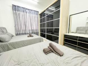 Cozy Landed Bukit Indah 9-11Pax 5Min To Aeon Mall Vacation rental in Johor Bahru