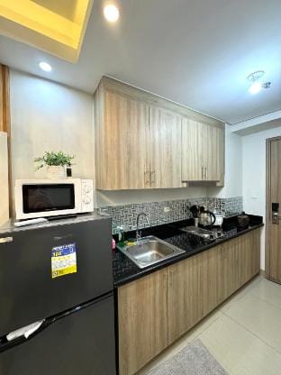 Gray Room Shore 2 Residences Apartment in Pasay