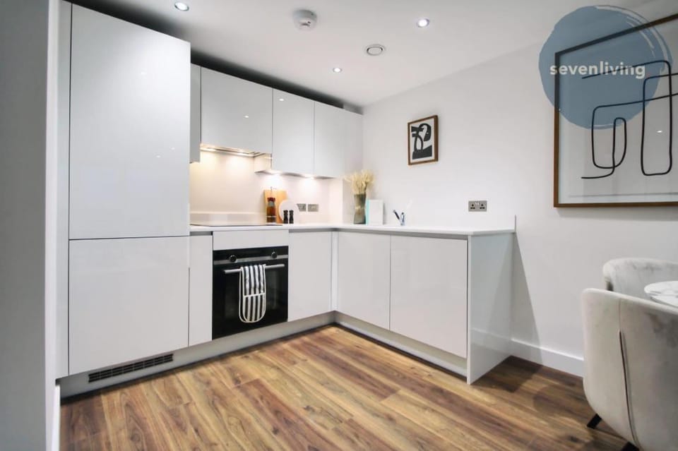 Bed Serviced Apartment Bracknell  station 5 mins Apartment in Bracknell