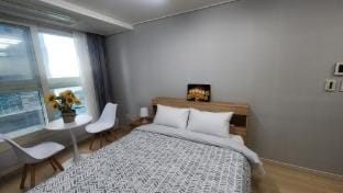 Haeundae Beach 1-minute distance/Netflix/Remodeled Clean Accommodation (1/75) Vacation rental in Busan