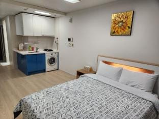 Haeundae Beach 1-minute distance/Netflix/Remodeled Clean Accommodation (1/75) Vacation rental in Busan