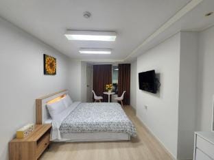 Haeundae Beach 1-minute distance/Netflix/Remodeled Clean Accommodation (1/75) Vacation rental in Busan
