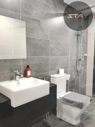 Almas Suites Couple Escape Netflix 100mbps BySTAY Apartment in Johor