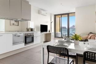 Southern Cross Gem: Modern Home with Harbour Views Vacation rental in Melbourne