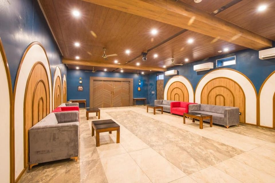 ELIVAAS 3 BHK with  Pool & Garden - Oakwood Villa Vacation rental in Jaipur