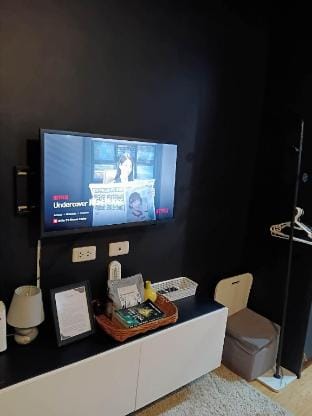 Budget Monochrome FREE Wifi, Netflix and Pool Apartment in Cagayan de Oro