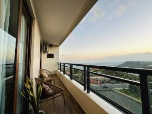 Tagaytay Penthouse Retreat w/ Heated Pool Apartment in Tagaytay