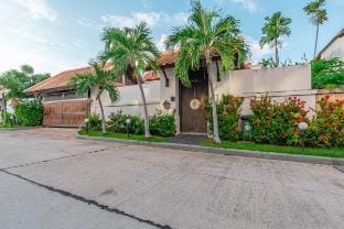 芭提雅中天海滩新泰式4卧5卫独栋度假别墅|临海300米 Villa in Pattaya City