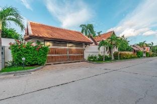 芭提雅中天海滩新泰式4卧5卫独栋度假别墅|临海300米 Villa in Pattaya City