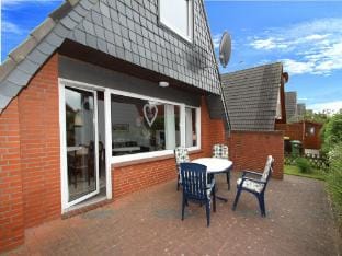 Ferienhaus Toms Hutte mit Terrasse in Dornum Vacation rental in Lower Saxony, Germany