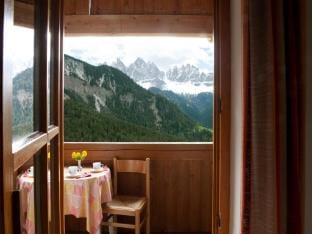 Farmhouse in Funes Valley with Dolomite Views Apartment in Villnöß