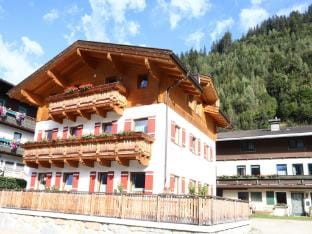 Chalet in Neukirchen near Wildkogel Arena Apartment in Salzburgerland