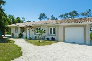holiday home with pool in Grayan-et-lHopital Vacation rental in Nouvelle-Aquitaine