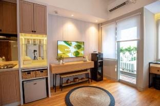 Cozy Studio Apartment - Near LRT Station & Whoosh Apartment in Jakarta