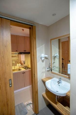 Cozy Studio Apartment - Near LRT Station & Whoosh Apartment in Jakarta