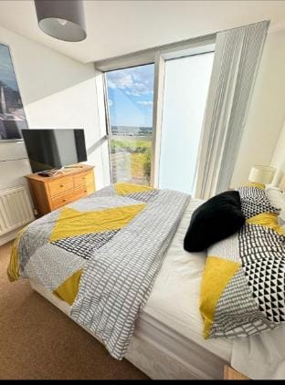 City Center 2 Bedroom and 2 Bath with Great Views Apartment in Milton Keynes