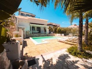 Stupenda Villa con Piscina a 150 mt. dal Mare 8 PL Villa in Alcamo