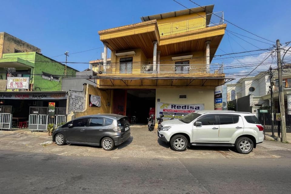 Redisa RedPartner near RS Saiful Anwar Hotel in East Java
