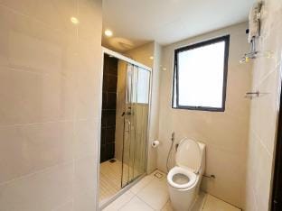 淡雅清醒四卧四卫一线海景套房@DangaBay Yijia Apartment in Johor Bahru