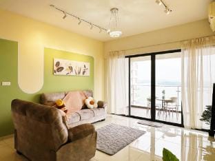 淡雅清醒四卧四卫一线海景套房@DangaBay Yijia Apartment in Johor Bahru